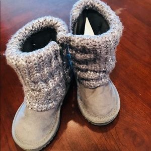 Toddler boots sparkly with zipper.
